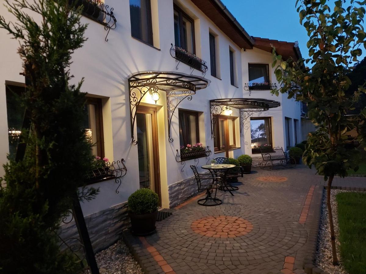 Hotel Conacul Poetilor Gura Rîului Exteriér fotografie